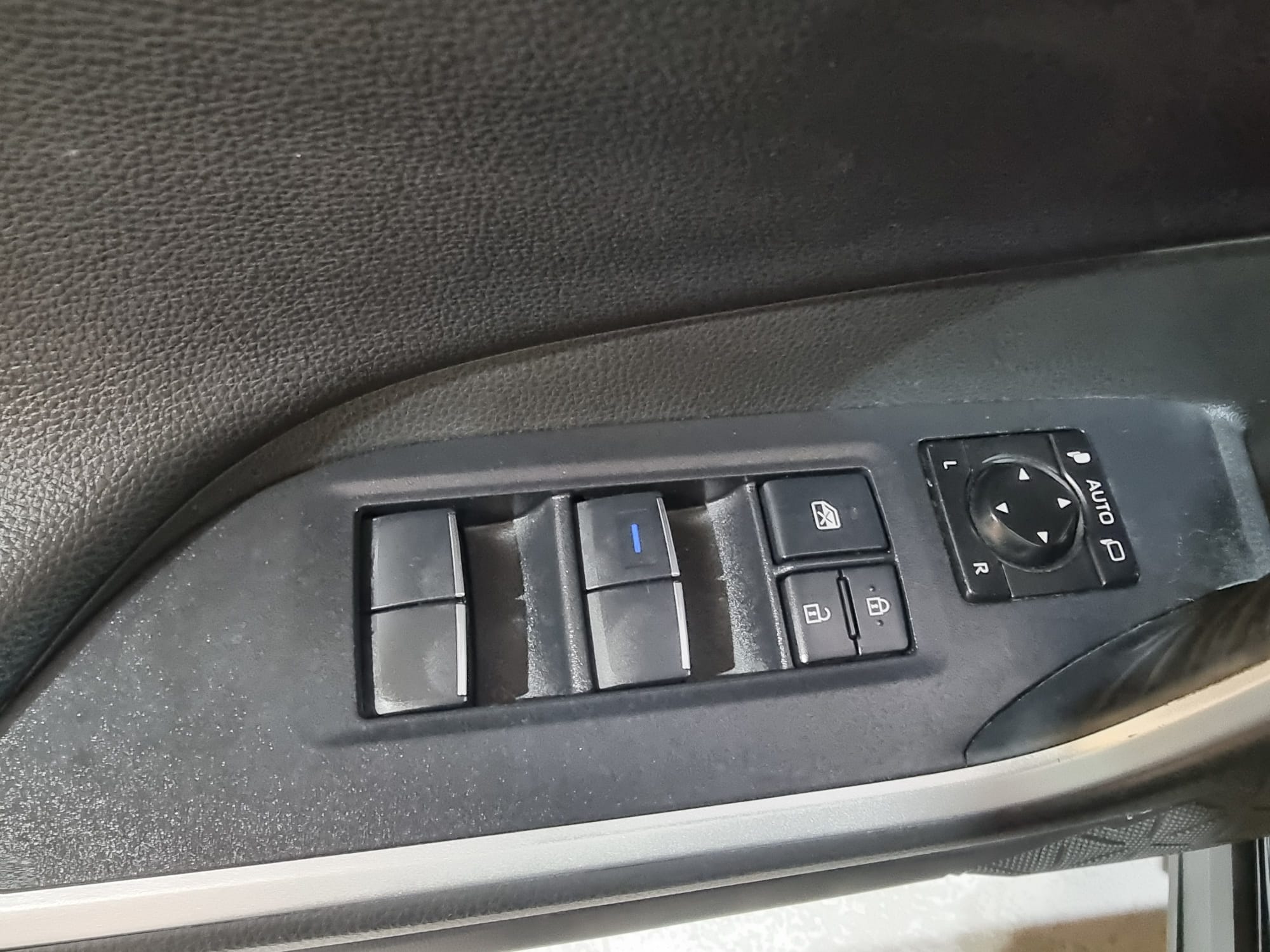 TOYOTA RAV4 2.5l 220H Advance  ECO